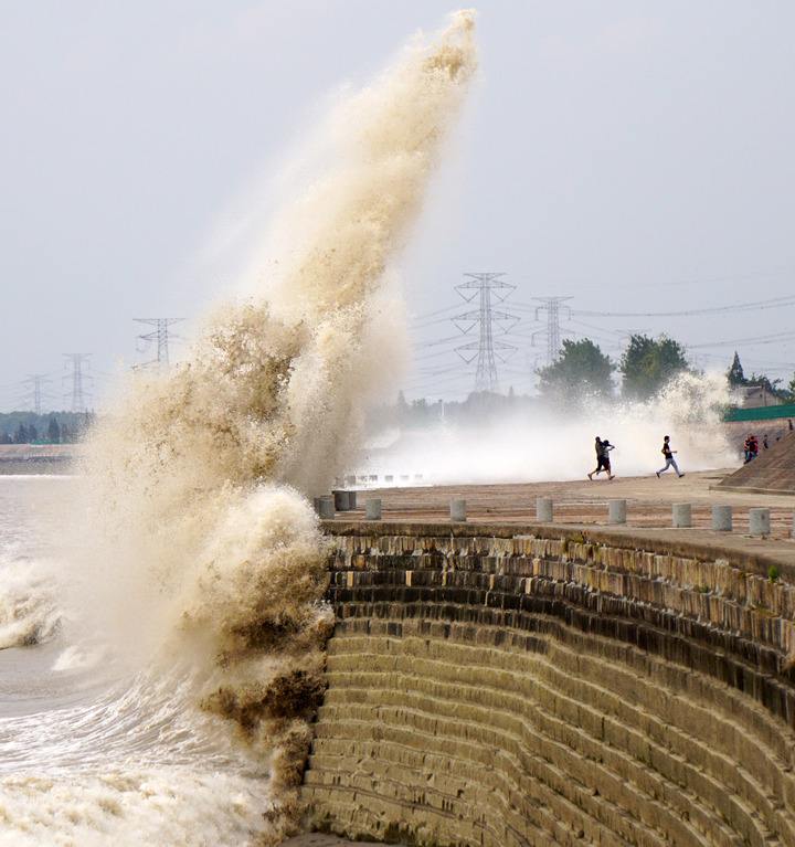 和地球自转的离心作用,加上杭州湾喇叭口的特殊地形所造成的特大涌潮